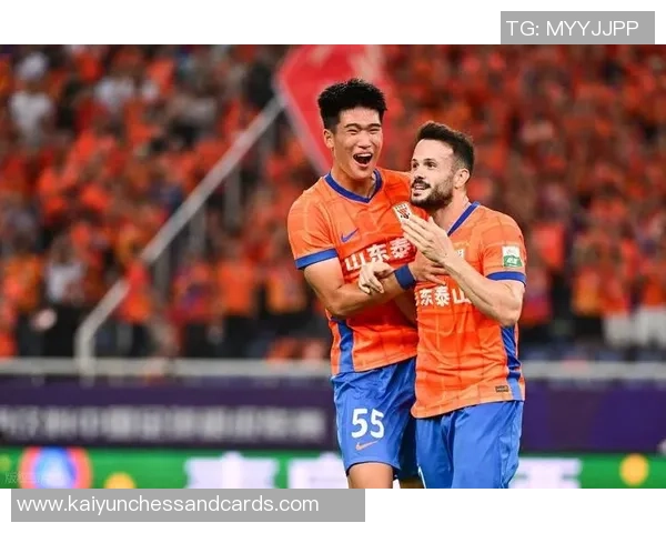 泰山队明星球员泽卡马德鲁加彭啸齐鲁超决赛现场与球迷亲密互动