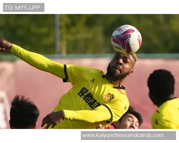 孙兴慜携快船定制球衣展现笑容梦幻联动引发球迷热议