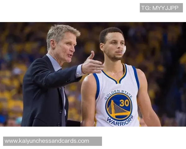 科尔称赞库里是球队核心一切战术围绕他展开 科尔称赞库里是球队核心一切战术围绕他展开